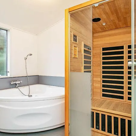 Dom wakacyjny Five-bedroom Holiday In Harboore 1 *